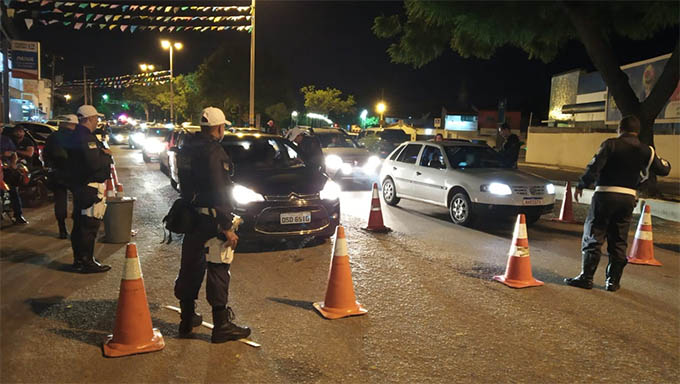   A Operação Lei seca garante a segurança no trânsito de condutores e pedestres para que o evento possa ocorrer com tranquilidade e sem notificações de acidentes.