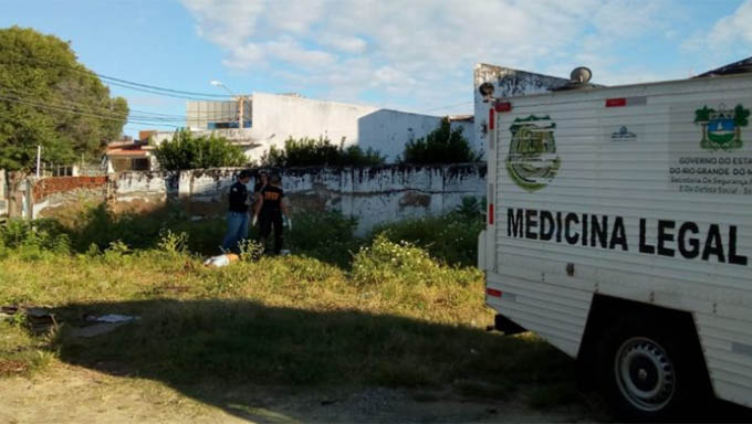   O corpo do morador de rua, identificado apenas como “Paulinho”, foi encontrado na madrugada desta quarta-feira (19), em um terreno baldio, próximo ao museu da cidade, com marcas de facadas e pedradas. Ele é o quinto morador de rua assassinado este ano, em Mossoró.