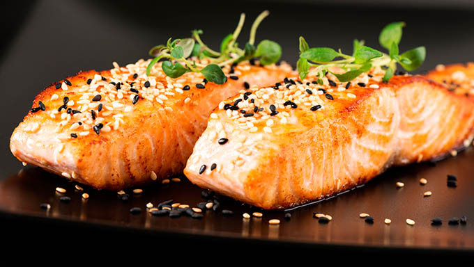 Imagem 1 -  A nutricionista cita o Ômega 3, encontrado em peixes como o salmão, como um importante aliado na preservação da memória, na prevenção de doenças neurológicas precoces e na preservação da capacidade cognitiva nos idosos.  