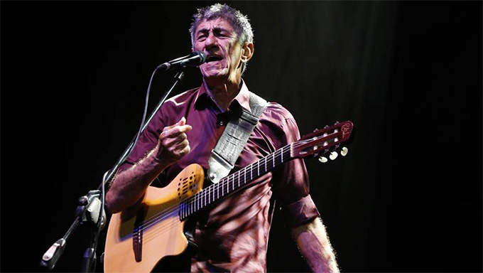   Após 13 anos, Raimundo Fagner volta ao palco do Mossoró Cidade Junina. O cantor é uma das atrações principais do segundo final de semana de shows no Polo Estação das Artes. A última apresentação do artista no evento foi em 2006; O público ainda poderá curtir o show de Alceu Valença, que anima o MCJ no domingo, noite de São João.
