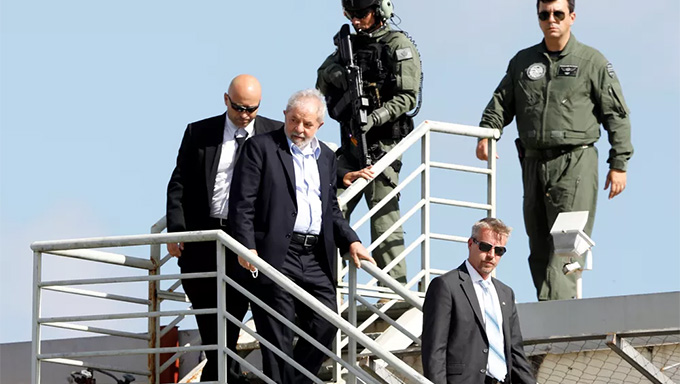   Habeas Corpus de Lula deve ser julgado pelo STF nesta terça-feira (25). Após as recentes mensagens atribuídas ao ex-juiz Sérgio Moro, divulgadas pelo The Intecept, a defesa de Lula acredita que ele não teve direito a um julgamento "justo, imparcial e independente" e, por isso, o processo deve ser anulado.