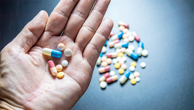   Especialista alerta: automedicação pode trazer graves danos à saúde. Quase metade dos brasileiros se automedica, pelo menos, uma vez por mês e 25% o faz todo dia ou, pelo menos, uma vez por semana.