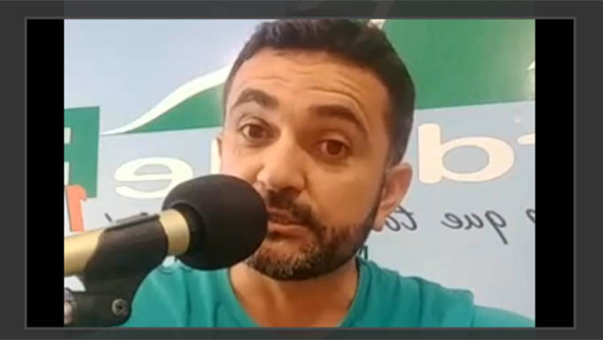  Márcio de Simone durante o programa de rádio, minutos antes de ser baleado na porta de casa na cidade de Martins, Oeste do RN