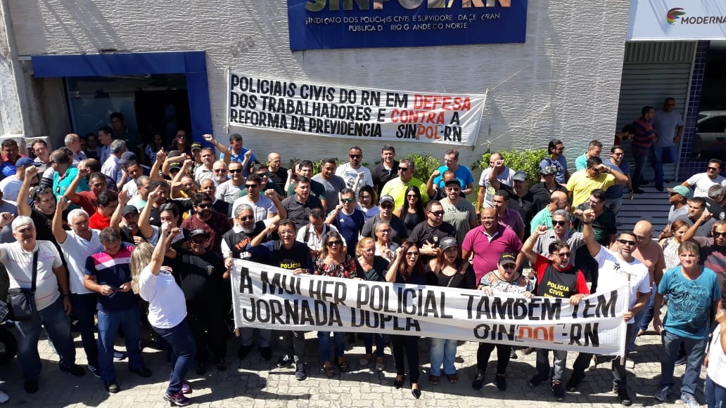   Polícia Civil do RN realiza 24h de paralisação conta a Reforma da Previdência. A paralisação teve início as 8h desta terça-feira (25) e segue até as 8h desta quarta-feira (26). Em Mossoró e Natal apenas as delegacias de plantão estão funcionando para a realização de flagrantes e procedimentos de urgência. 
