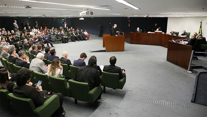   Advogado do ex presidente Lula argumentando aos ministros do STF da necessidade de colocar o seu cliente em liberdade por vícios graves no processo e pela parcialidade do então juiz moro