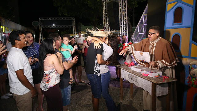   Todo mundo pode participar da brincadeira e ainda levar pra casa um "certificando de casamento" como lembrança do evento.