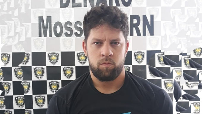   Romário Bezerra recebeu os policiais (estava se passando por usuários) na porta de casa, com um saco de maconha; Recebeu voz de prisão e na DENARC foi autuado em flagrante por tráfico