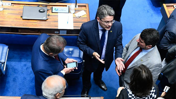    A proposta aprovada, de autoria do senador Marcos Rogério (DEM-RO) e relatada pelo senador Alessandro Vieira (Cidadania-SE), havia sido apreciada horas antes na Comissão de Constituição e Justiça (CCJ), onde não houve manifestações divergentes. 