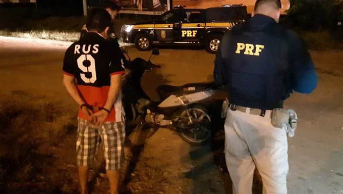   Um dos homens ainda tentou fugir quando viu o bloqueio da PRF.