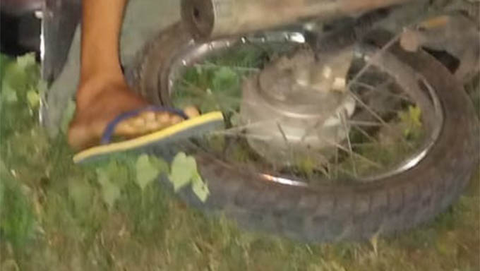   A vítima trafegava numa motocicleta quando teria sido alvejado e caiu. Usa capacete, camiseta vermelha, short jeans e sandálias amarela e preta. PM e SAMU acionados ao local 