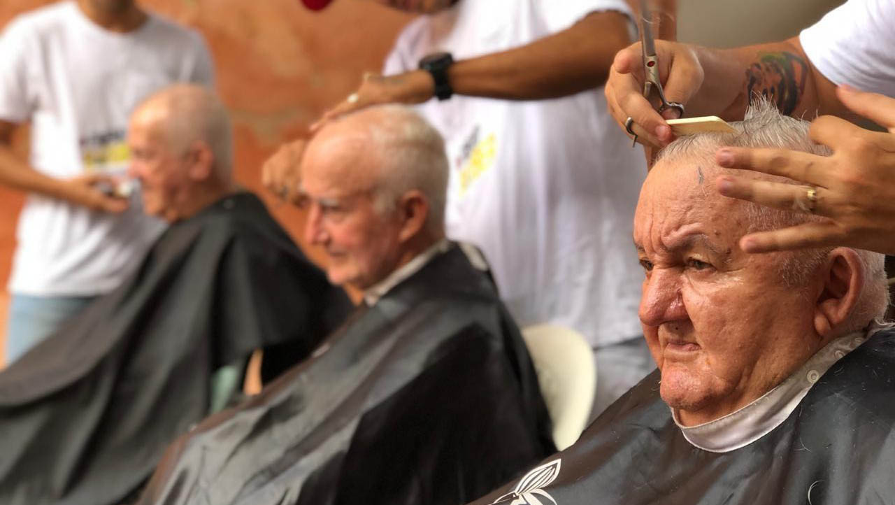   Um grupo de 6 barbeiros realizou uma ação voluntária no Amantino Câmara, em Mossoró, neste domingo (30). Eles fizeram cortes de cabelos e barbas nos idosos, além de levarem alimentos e produtos de higiene pessoal para doar aos moradores do local.