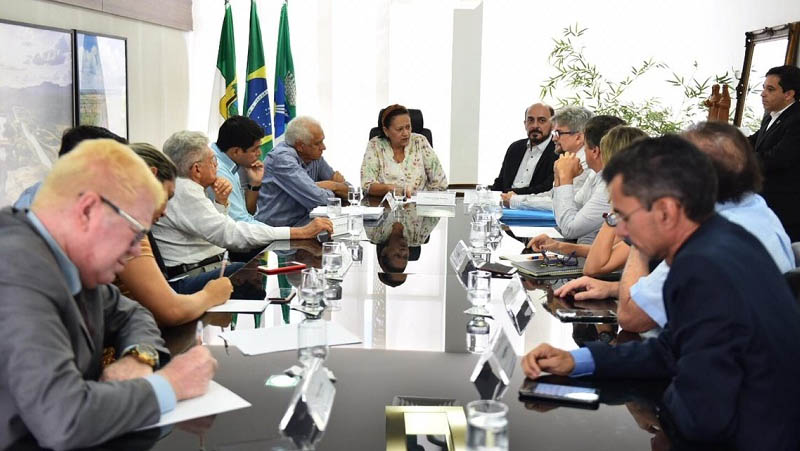   Na reunião, a governadora Fátima Bezerra esteve acompanhada pelo vice-governador Antenor Roberto, pelos secretários de estado da Saúde, Cipriano Vasconcelos, do Gabinete Civil, Raimundo Alves, secretário adjunto da Saúde, Petrônio Spinelli, e a assessora especial do governo, Laíssa Costa.
