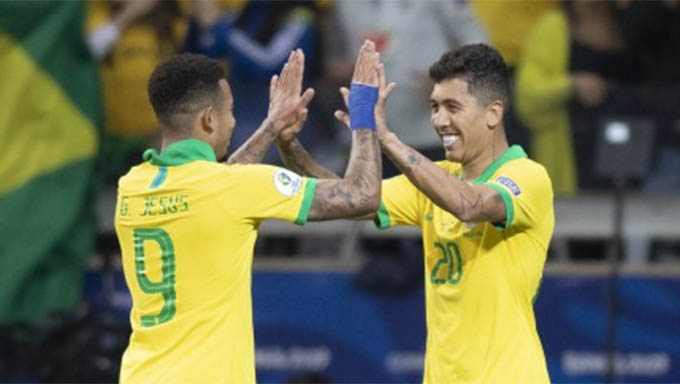   Brasil elimina a Argentina por 2 x 0 e vai a final da Copa América. Segundo gol foi marcado por Fimino (dir.) após receber um passe de Gabril Jesus, que conseguiu levar a bola até a pequena área adversária no peito e na raça