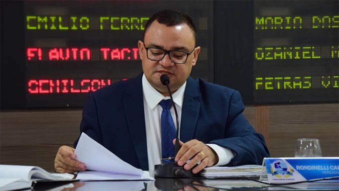   Justiça é acionada para anular sessão que o vereador Rondineli Carlos, para aprovar projeto de interesse do Palácio da Resistência, se apossou da Presidência da Câmara e presidiu sessão ilegalmente