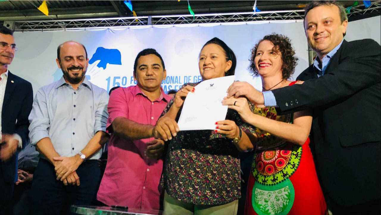   Sancionada lei que destina 30% da compras do governo para a Agricultura Familiar. A lei foi sancionada nesta quarta-feira (3), pela Governadora Fátima Bezerra. A deputada Isolda Dantas, autora do projeto, disse que esta é uma grande vitória fruto de muito diálogo e da luta de muitos anos dos agricultores.
