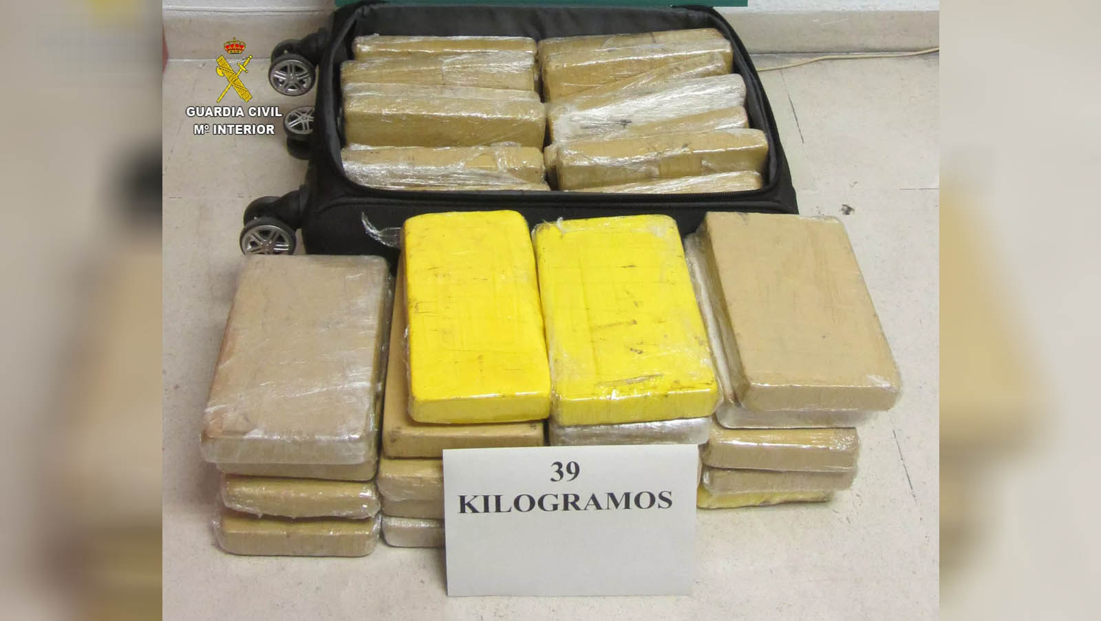   As fotos mostram a mala onde estava a droga no momento da apreensão feita pelas autoridades espanholas no aeroporto de Sevilha. 