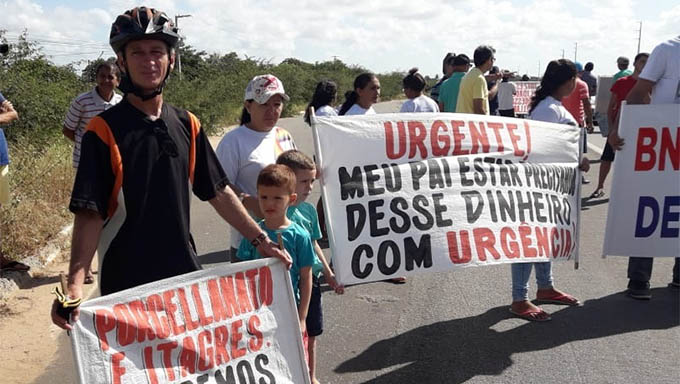 Imagem 1 -  Enganados, ex-servidores da Porcelanati fecham a BR 304 em protesto por rescisões.