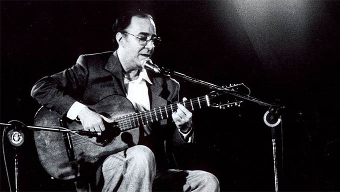   O cantor, compositor e violonista baiano João Gilberto, considerado um dos pais da Bossa Nova, morreu hoje (6) aos 88 anos, na cidade do Rio de Janeiro