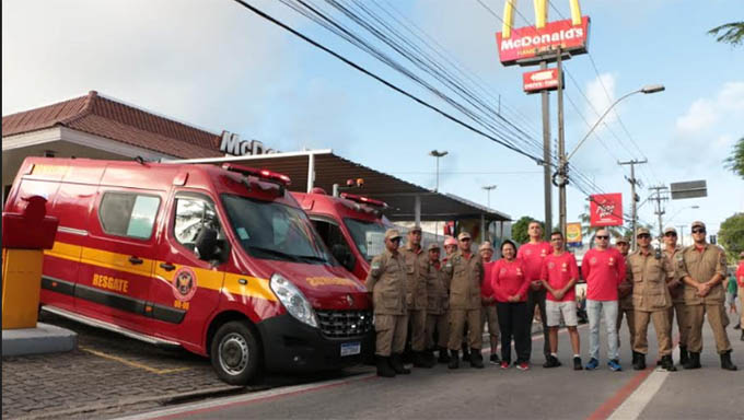  A entrega das viaturas de resgate aconteceu durante a realização da 25ª Corrida Soldados do Fogo, em Natal.