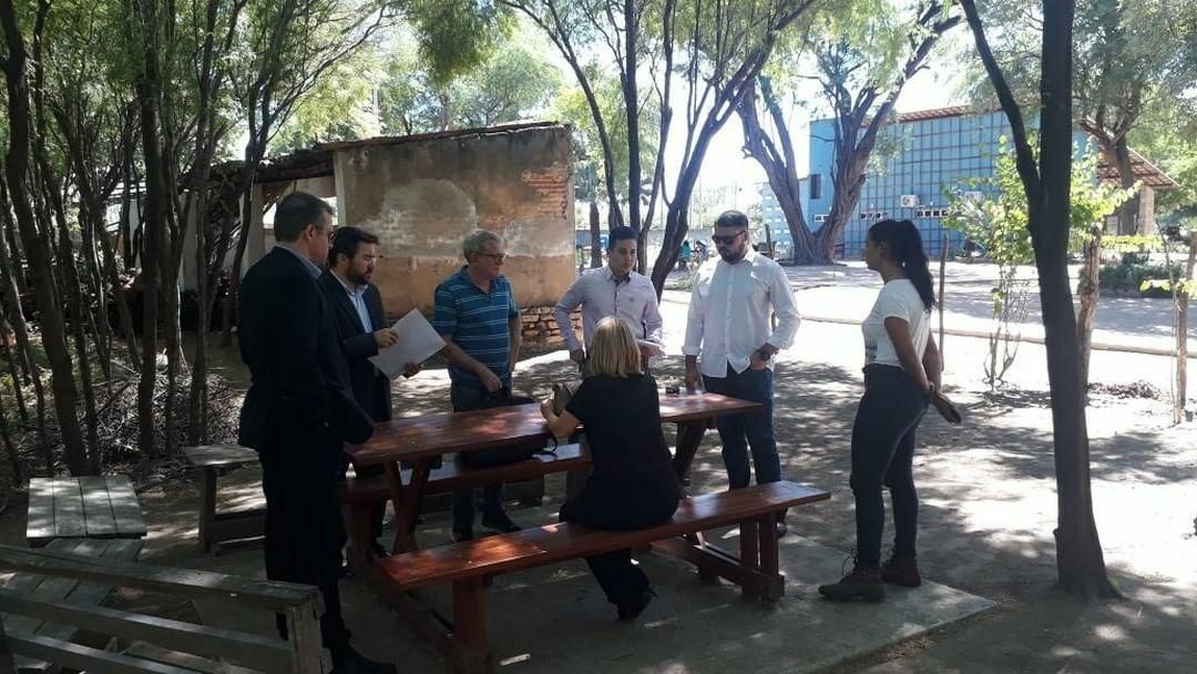   Oficiais de Justiça citam os procuradores da Prefeitura da decisão da Justiça de reintegração de posse de metade do Parque Municipal Maurício Oliveira.