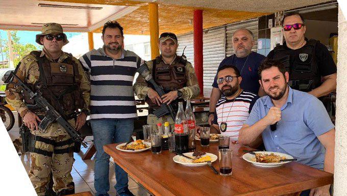   Polícia resgata empresários feitos reféns por assaltantes em Areia Branca.   Amarildo e Adílio, da empresa Terra Dourada, foram sequestrados no final da tarde de segunda-feira (8), na Praia de Upanema, e só foram resgatados pela Polícia nesta terça-feira (9).