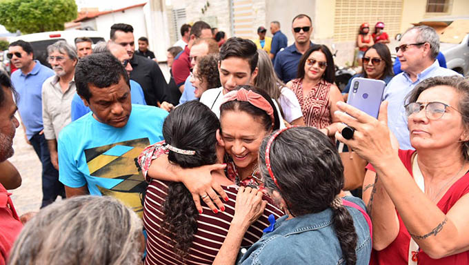   Governadora Fátima Bezerra sendo recebida pela população de Pau dos Ferros, onde foi inaugurar a nova sede da Central do Cidadão
