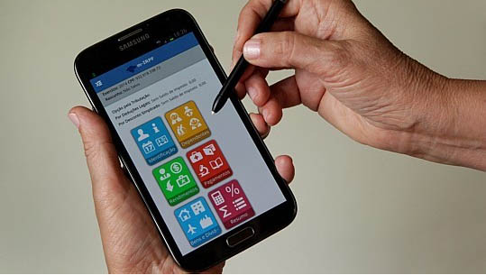   A consulta da restituição pode ser realizada por telefone, pelo computador, através do Site da Receita Federal, ou, ainda, através do aplicativo para Smartphone “Meu Imposto de Renda”. 