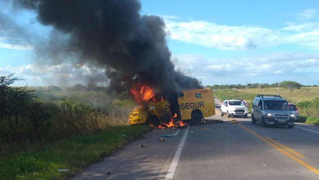   Bandidos explodem carro forte entre Serra Caiada e Bom Jesus, no RN. O crime aconteceu nesta segunda-feira (15). O carro forte pertence a empresa de segurança Prosegur. Apesar de o carro ter ficado destruído, nenhum agente de segurança se feriu na ação criminosa.