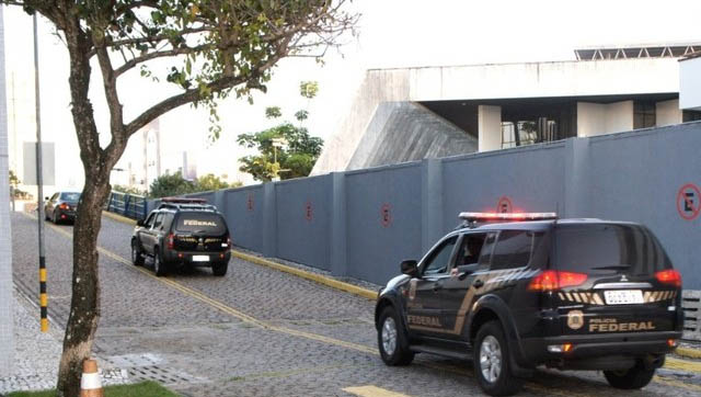   Estão sendo cumprindo 6 mandados de busca e apreensão e 7 mandados de prisão.
