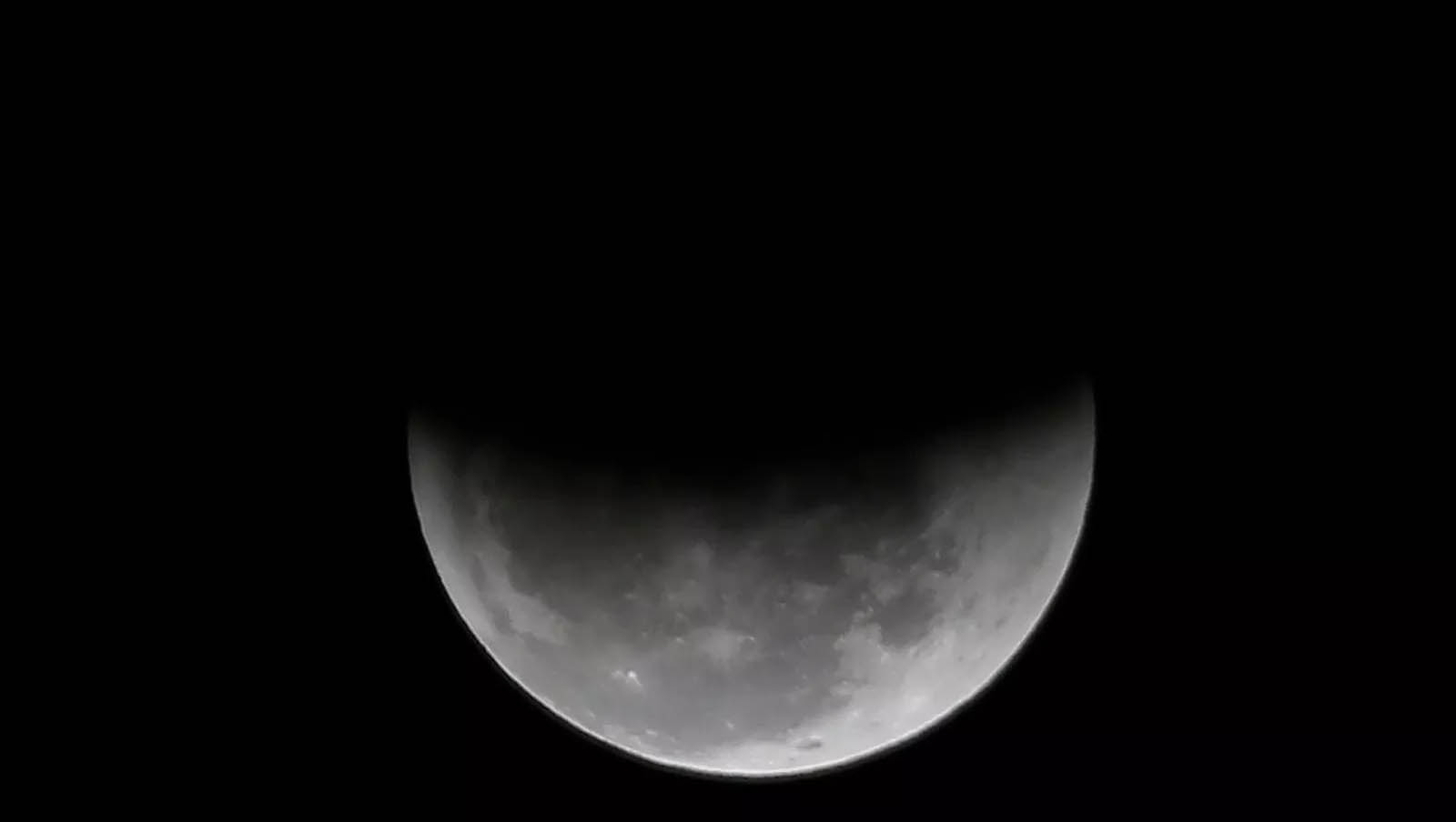   Todas as regiões do Brasil poderão ver o eclipse parcial da Lua nesta terça. O fenômeno terá início às 17h01 (horário de Brasília) e poderá ser visto até às 21h17.