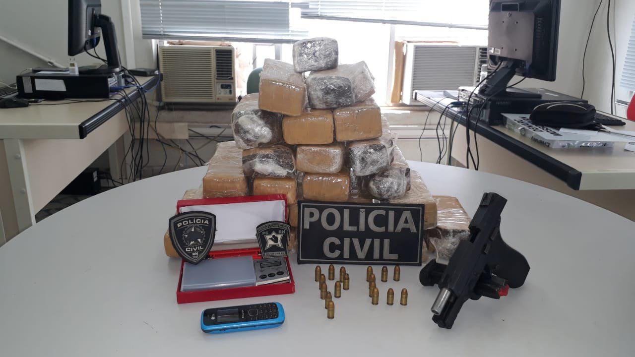   Drogas estava enterrada no quintal da residência e a pistola com um adolescente, que foi conduzido para a Delegacia do Menor para os procedimentos de praxe