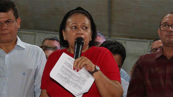  Governadora Fátima Bezerra, durante discurso em Caraúbas, destacou que para melhorar o serviço de saúde na região, o caminho é regionalizar 