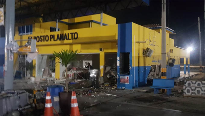   A base da estrutura de alvenaria do prédio ficou comprometida e a bomba de combustível em frente foi derrubada