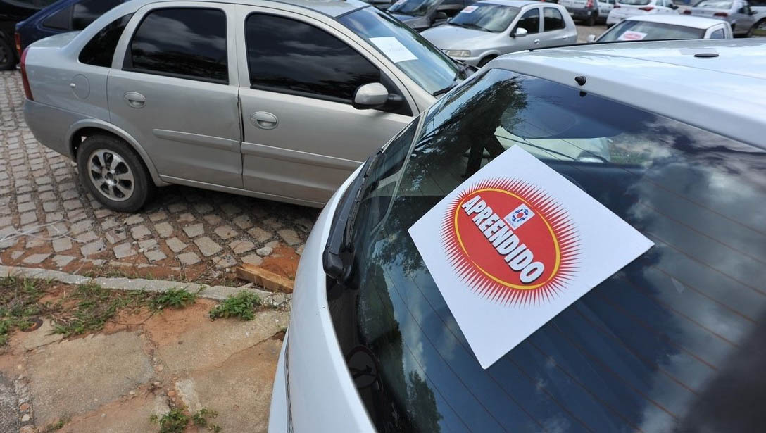   Todos os lotes postos a leilão estão a mais de 60 dias retidos no pátio do Detran e de acordo com a lei 13.160, os veículos apreendidos que não forem reclamados em um prazo de 60 dias contados a partir do recolhimento podem ser objeto de leilão.