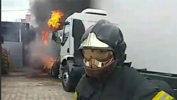   Bombeiros conteve as chamas antes que outras caminhões, máquinas e ônibus que estavam na oficina da Montec fossem atingidos