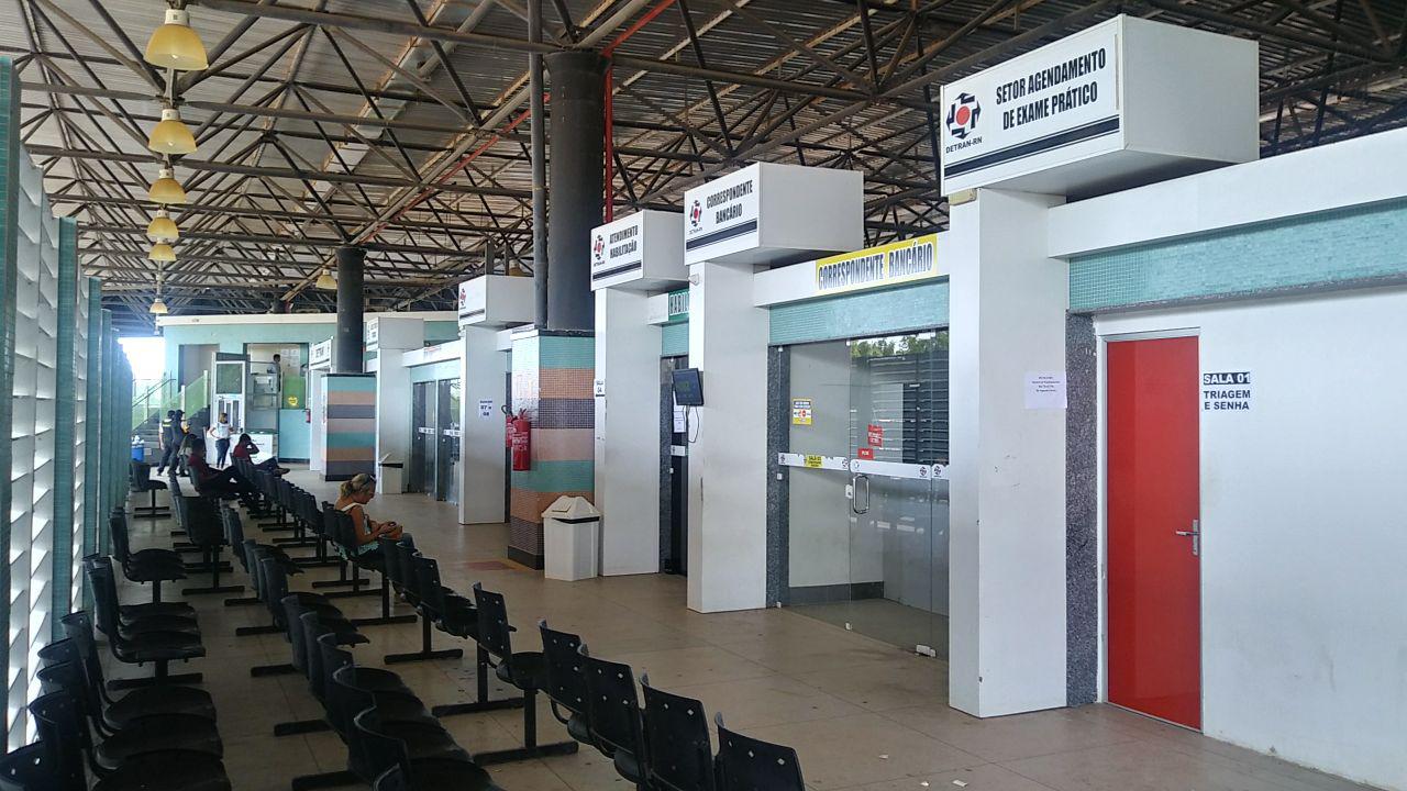   Os servidores do Detran paralisam os serviços nesta terça (23) e quarta (24) no Rio Grande do Norte. A paralisação visa pressionar para que atenda as pautas de reivindicações da categoria. Em Mossoró, contudo, somente a Auditoria e Vistoria de veículos está parada, os demais serviços estão funcionando.