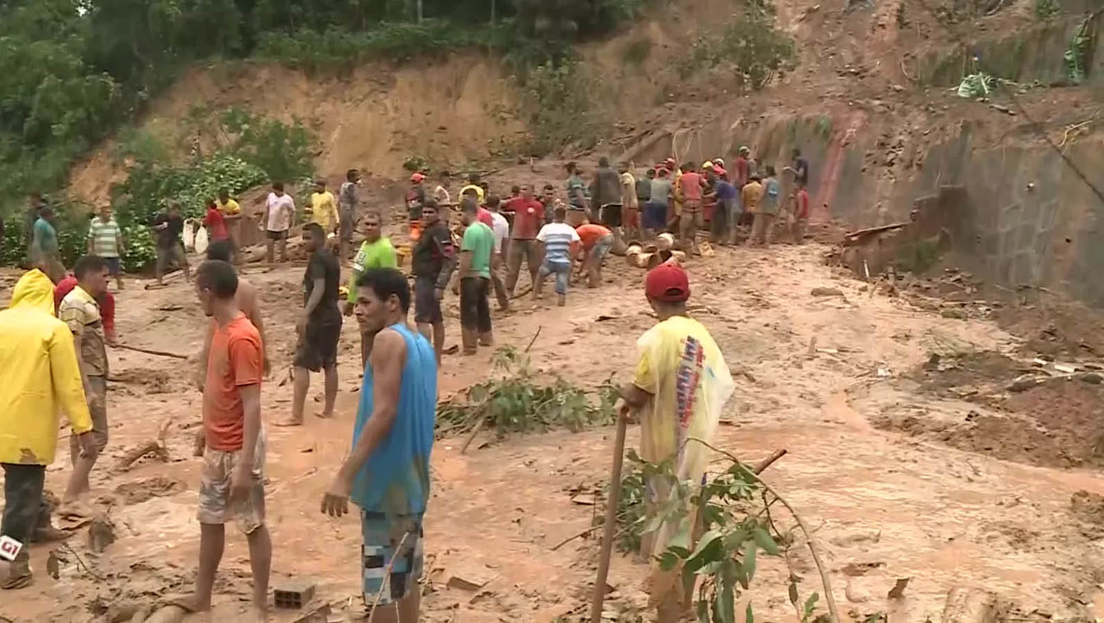   11 pessoas morreram em deslizamentos causados pelas fortes chuvas que atingiram a região metropolitana de Recife, na madrugada desta quarta-feira (24).