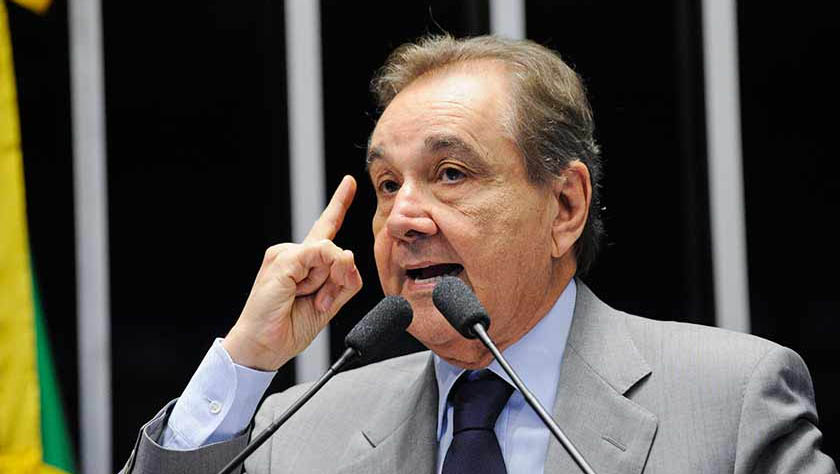   Ministério Público Federal confirma denúncia contra José Agripino por associação criminosa e peculato. Ele é acusado de manter, em seu gabinete, um funcionário fantasma, por 7 anos enquanto ainda era senador. O crime custou R$ 600 mil aos cofres públicos.