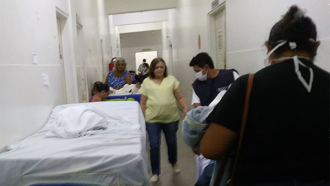   Com enfermarias lotadas, corredores do HRTM chega a ficar com mais de 30 pacientes em macas