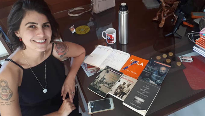   Manuela D'Ávila está em viagem ao exterior e respondeu as citações do seu nome por Nota 