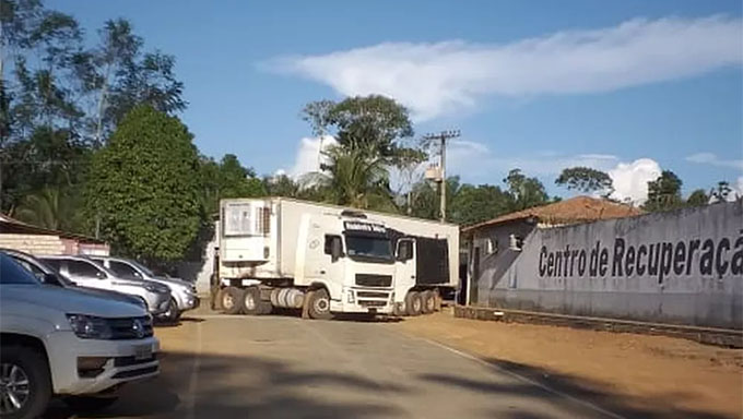   Carreta frigorífico foi usada para remover os corpos dos detentos dentro do Complexo Penal de Altamira, no Pará