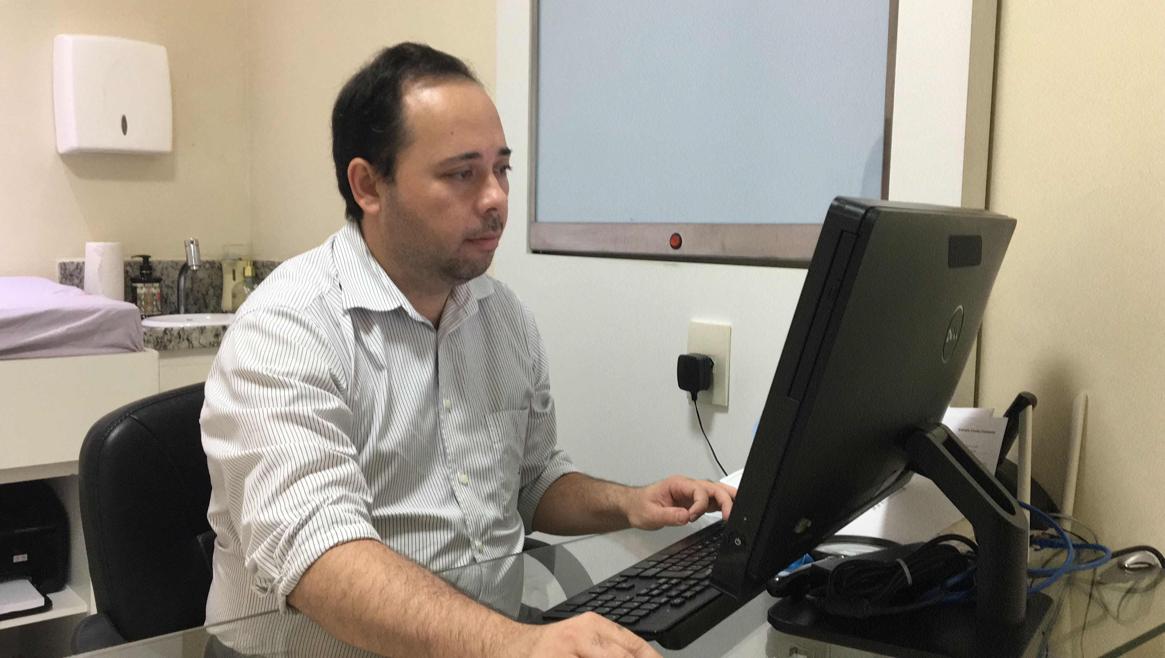  “90% dos casos de câncer de mama em nosso país quem faz o primeiro diagnóstico é a própria paciente”, conta o Mastologista da LMECC, Dr. Dennys Fowler.