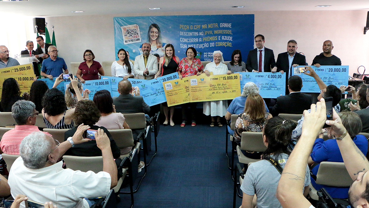   Governadora entrega R$ 277 aos 6 ganhadores, as 6 instituições de beneficentes escolhidas por eles, bem como a outras instituições que pontuaram durante o mês no programa Nota Fiscal Potiguar. 