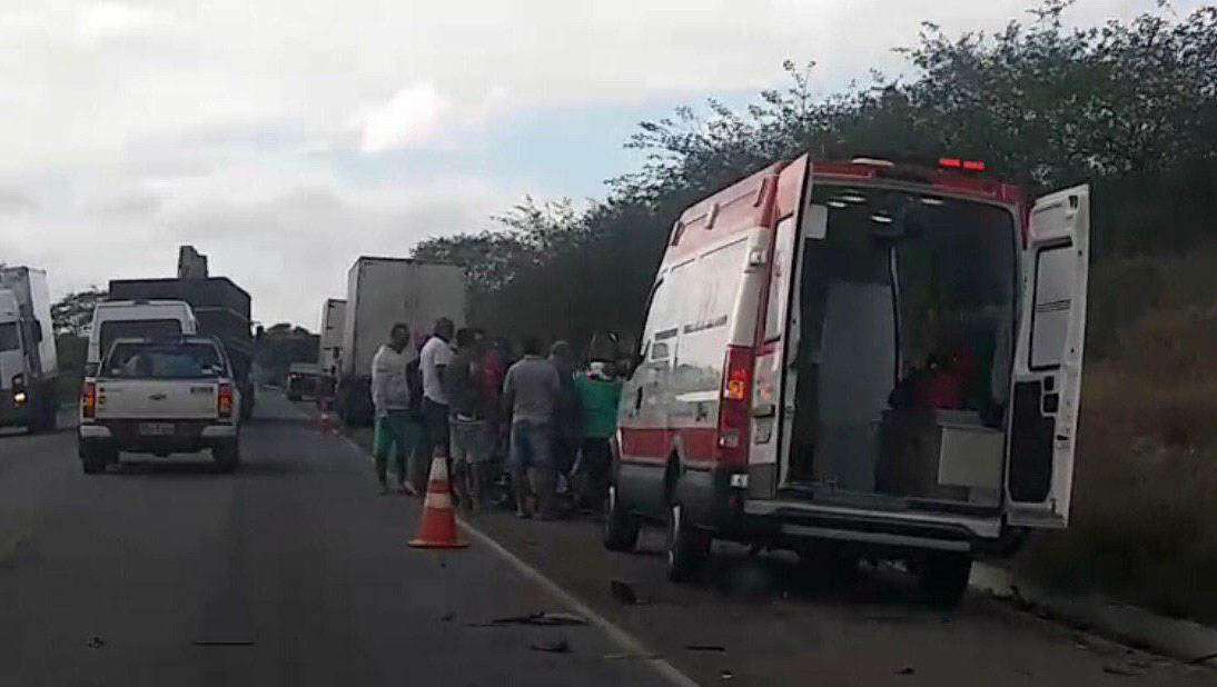 URGENTE: acidente na BR 304 deixa pessoas feridas e possível vítima fatal