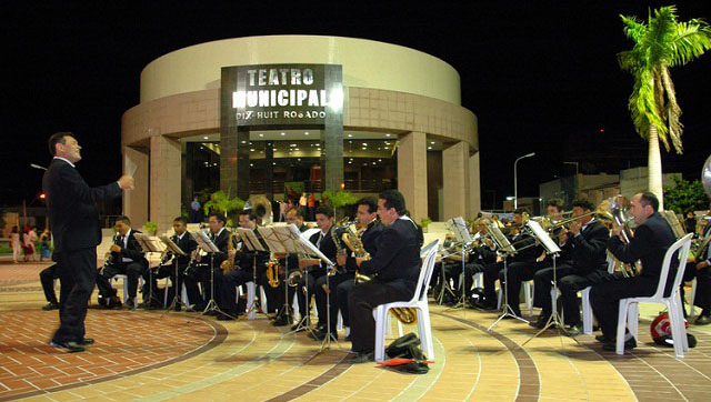   A Banda Mossoroense Artur Paraguai celebra 83 anos com show gratuito, nesta sexta (2), no Teatro Municipal Dix-huit Rosado. O show acontece às 19h e para prestigiar não é necessário garantir acesso antecipado, basta se dirigir ao Teatro no horário marcado e aproveitar uma noite de boa música.