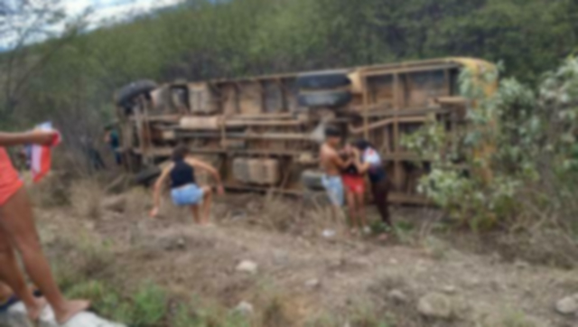   ônibus escolar da cidade de Riacho de Santana virou na rodovia perto da cidade de Rafael Fernandes, após o pneu dianteiro estourar. Dezenas de estudantes tiveram escoriações