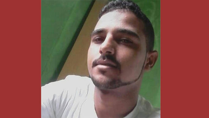   Cleverson foi surpreendido pelo atirador quando conversava com amigos na calçada de casa. Ainda tentou se refugiar dentro de casa, mas foi alcançado e morto
