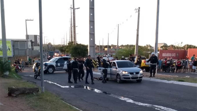   Vítimas dentro do veículo prata, numa área já isolada pela Policia Militar, entre os abolição III e IV, em Mossoró