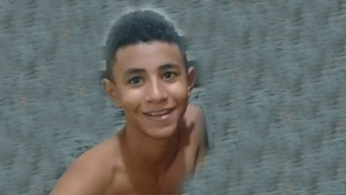 Imagem 1 -  Leo, de apenas 13 anos, teria sido morto por engano na rua do barreiro, perto da casa onde mora com os pais