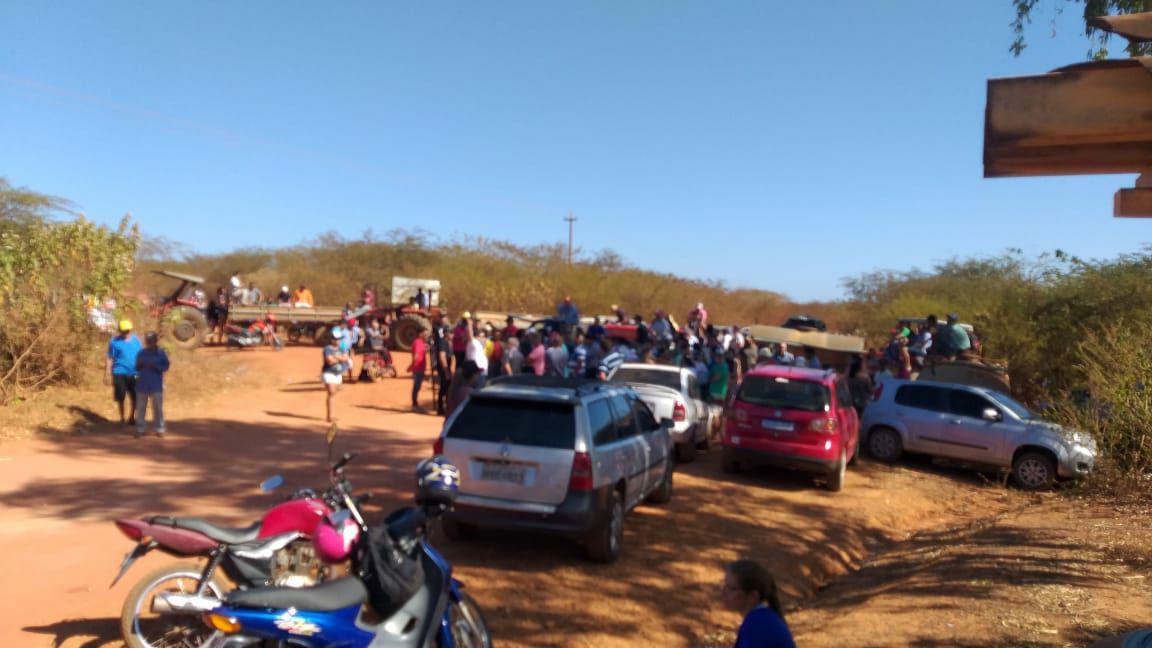   Os moradores da Alagoinhas encerram o protesto, realizado na manhã desta segunda-feira (12), após a Prefeitura de Mossoró se comprometer a iniciar a obra de estrada que dá acesso à comunidade até esta quarta-feira (14). 